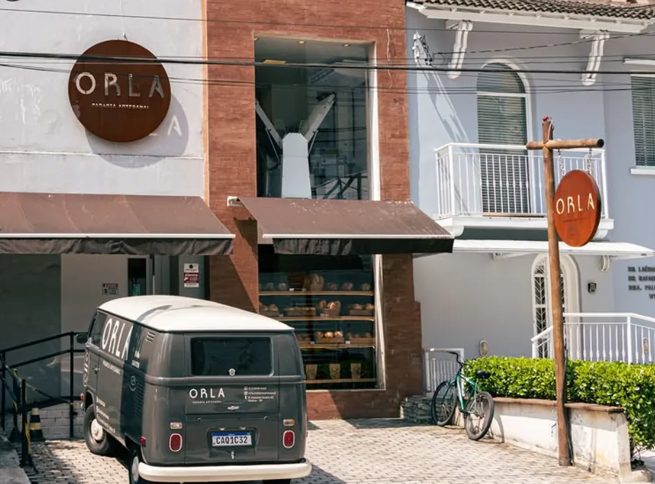 Fachada da ORLA com a Kombi estacionada em frente